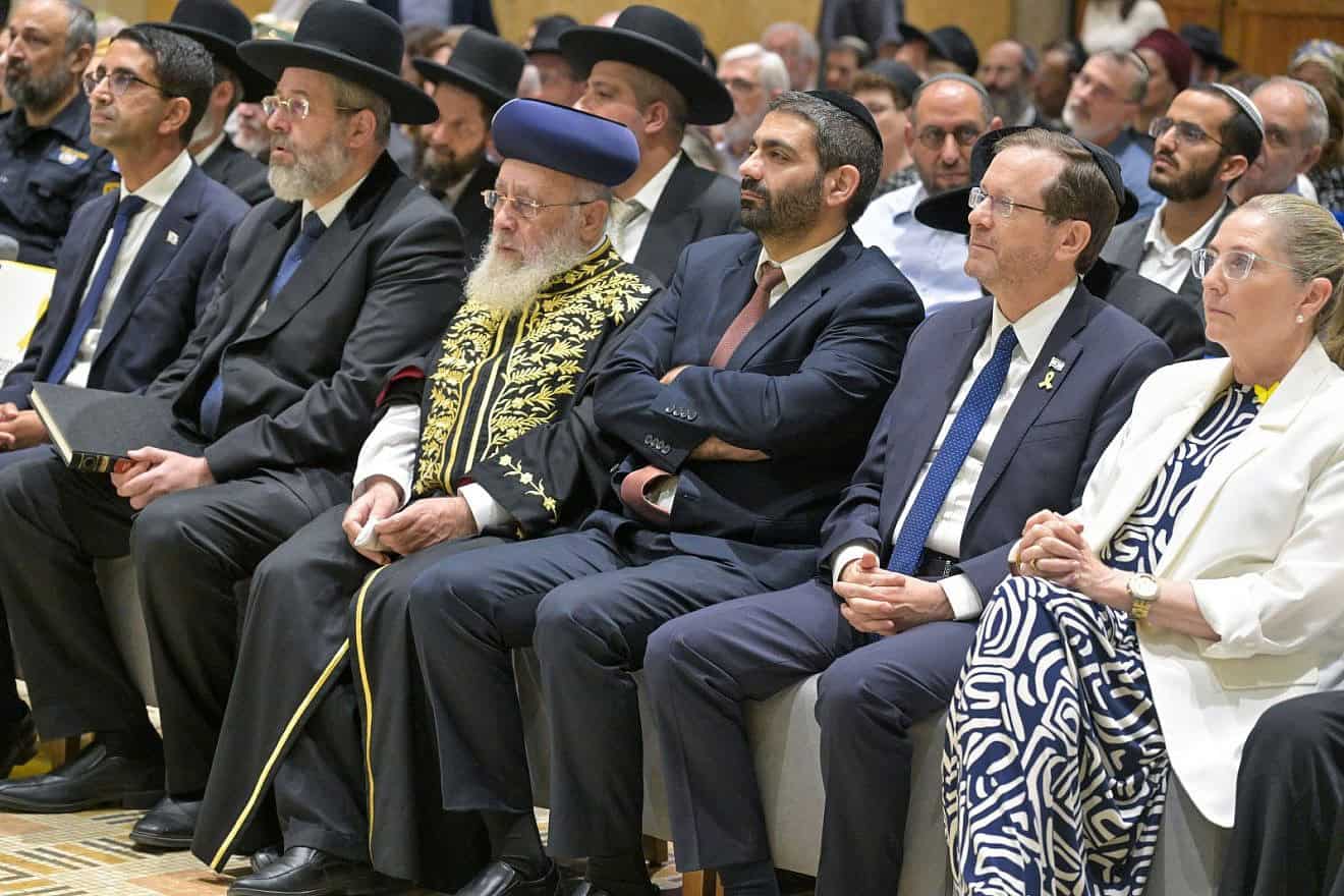 President Isaac Herzog and his wife, Michal, and former Chief Rabbis of Israel David Lau (second from left) and Yitzhak Yosef (third from left) attend the memorial in Jerusalem, July 18, 20243. Photo by Koby Gideon/GPO.