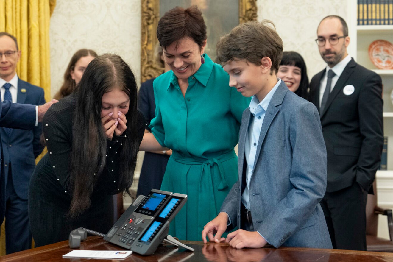 Evgenia Kara-Murza and her children talk on the phone in the Oval Office  of the White House with detained journalist Vladimir Kara-Murza, as U.S. President Joe Biden and families of detained “Wall Street Journal” reporter Evan Gershkovich, former U.S. Marine Paul Whelan and journalist Alsu Kurmasheva look on following their release in a prisoner swap with Russia on Aug. 1, 2024. Credit: Adam Schultz/White House.
