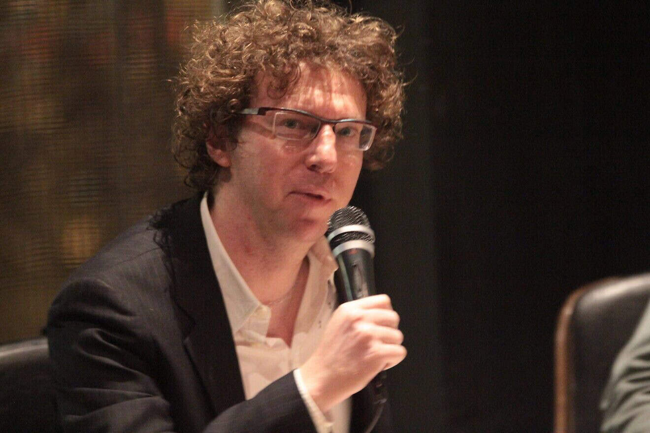 Dutch novelist, essayist and journalist Arnon Grunberg speaks at a cultural event in Amsterdam in 2015. Credit: Milliped via Wikimedia Commons.