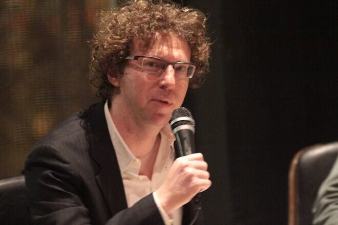 Dutch novelist, essayist and journalist Arnon Grunberg speaks at a cultural event in Amsterdam in 2015. Credit: Milliped via Wikimedia Commons.