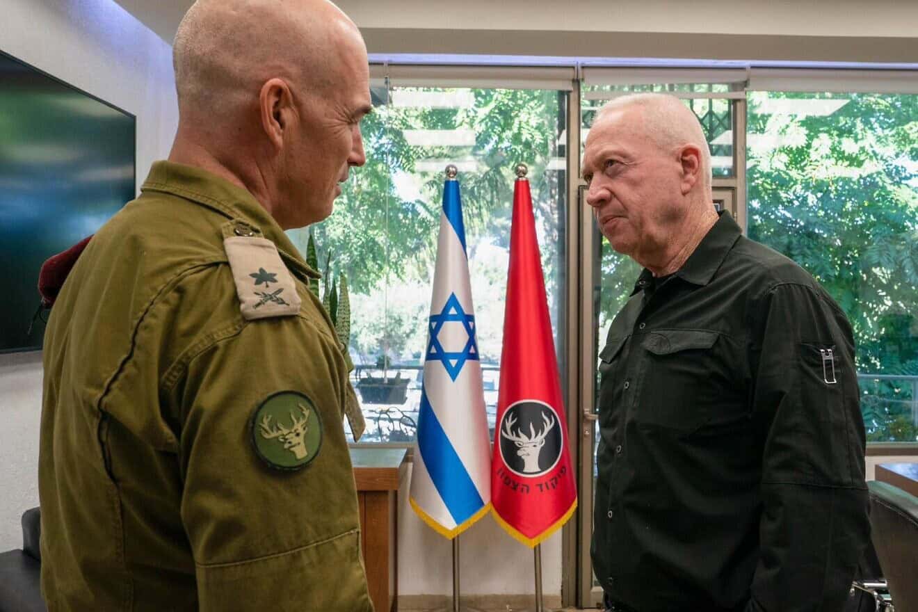 OC Northern Command Maj. Gen. Ori Gordin speaks with Defense Minister Yoav Gallant at an IDF base in northern Israel, Aug. 13, 2024. Photo by Ariel Hermoni/Defense Ministry.