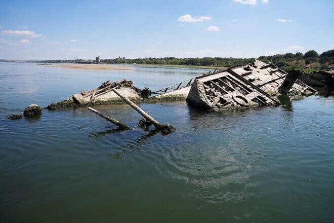 A shipwreck exposed by drought in the Danube River, eastern Serbia. Credit: captsingh/X.