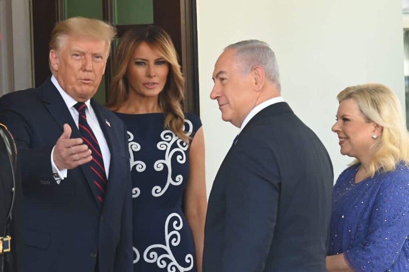 U.S. President Donald Trump and first lady Melania Trump welcome Israeli Prime Minister Benjamin Netanyahu and his wife Sara on the North Lawn of the White House on Sept. 15, 2020. Photo by Andrew Caballero/AFP via Getty Images.