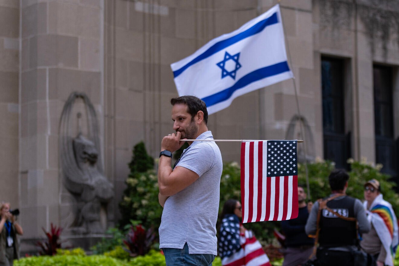 A pro-Israel rally near the Consulate General of Israel during the second day of the Democratic National Convention on Aug. 20, 2024 in Chicago. Photo by Jim Vondruska/Getty Images.