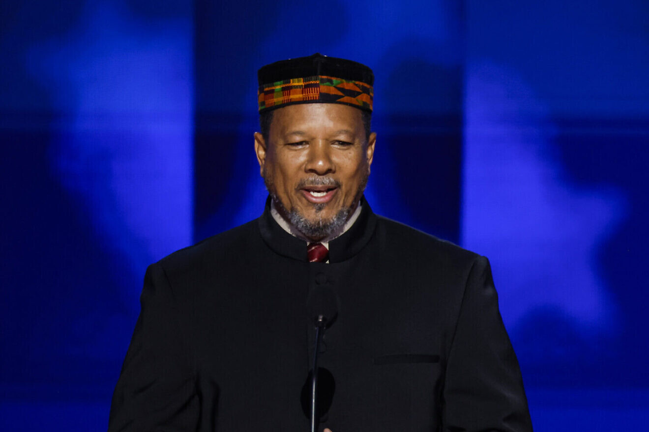 Imam Dr. Talib M. Shareef speaks on stage during the second day of the Democratic National Convention in Chicago, Aug. 20, 2024. Photo by Chip Somodevilla/Getty Images.