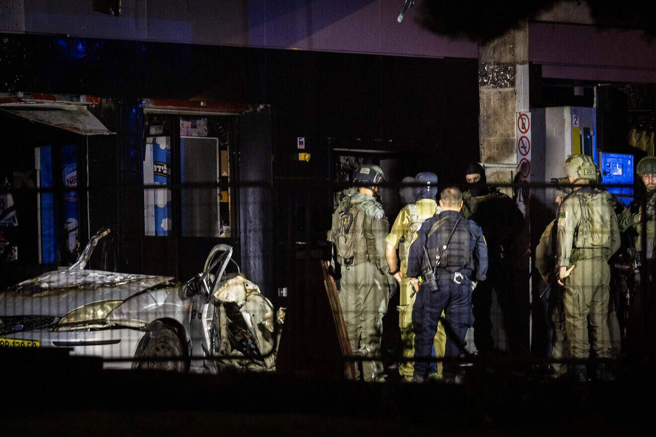 Security forces at the scene of a car bomb explosion at the Gush Etzion Junction in Judea, Aug. 31, 2024. Photo by Yonatan Sindel/Flash90.