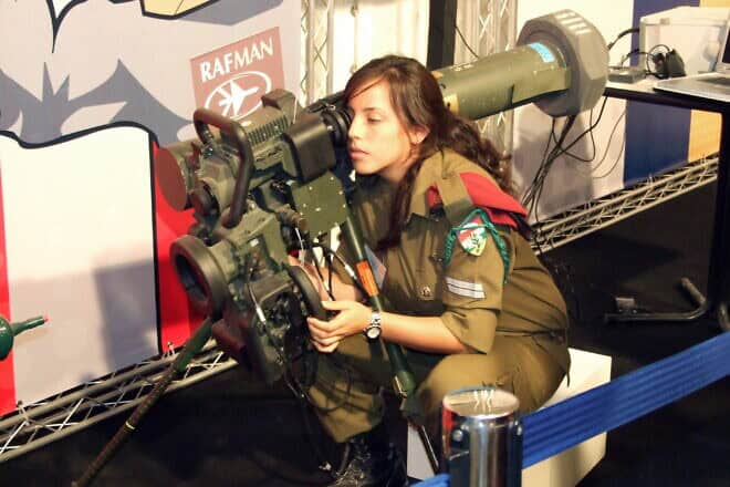 An IDF corporal with an MR/LR (Medium Range/Long Range) Spike missile launcher, Sept. 21, 2008. Photo by Natan Flayer via Wikimedia Commons.