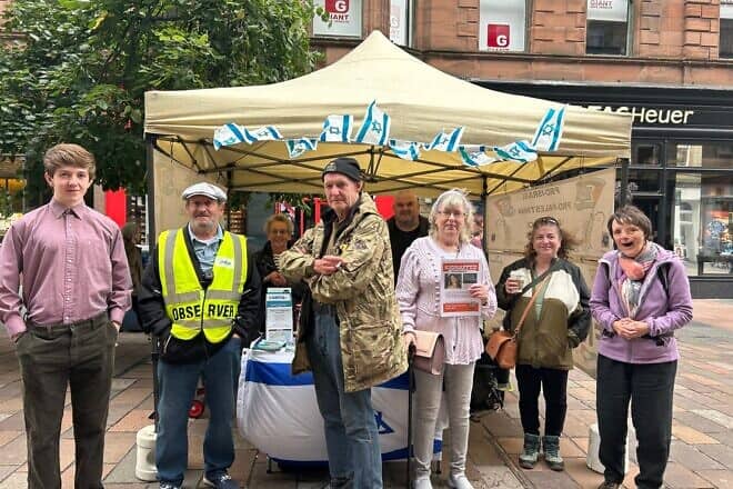 Volunteers at the Glasgow Friends of Israel pro-peace stall on Buchanan Street on Aug. 17, 2024. Photo by Amelie Botbol.