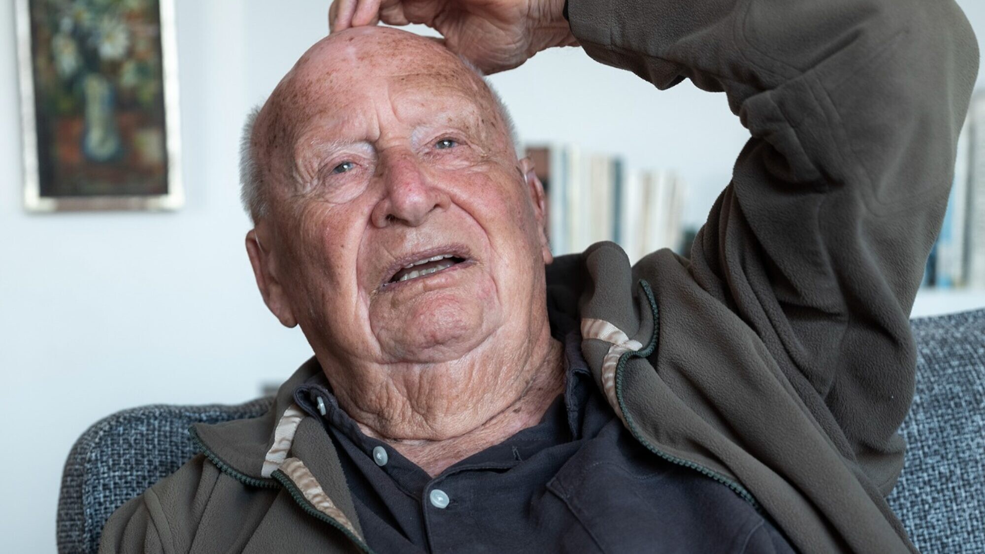 Stanislaw (Shlomo) Aronson at his home in Tel Aviv, 2024. Photo by Jim Hollander/The Lonka Project.