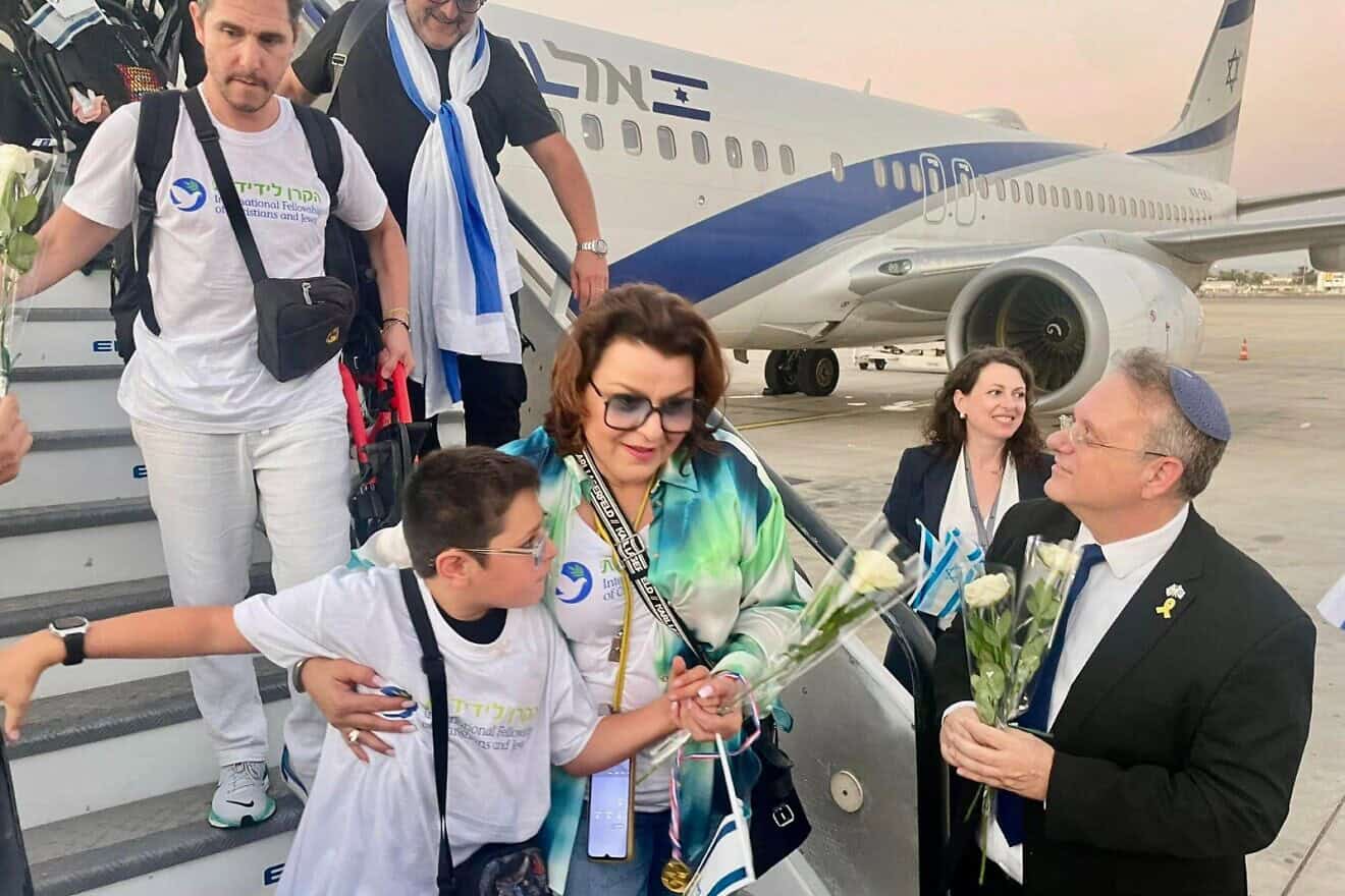 Yaakov Hagoel, chairman of the World Zionist Organization, greets new immigrants from France at Ben-Gurion International Airport, Aug. 1, 2024. Credit: WZO.