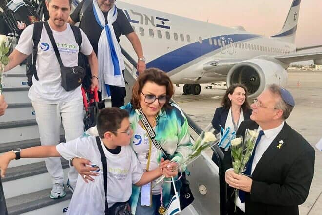 Yaakov Hagoel, chairman of the World Zionist Organization, greets new immigrants from France at Ben-Gurion International Airport, Aug. 1, 2024. Credit: WZO.