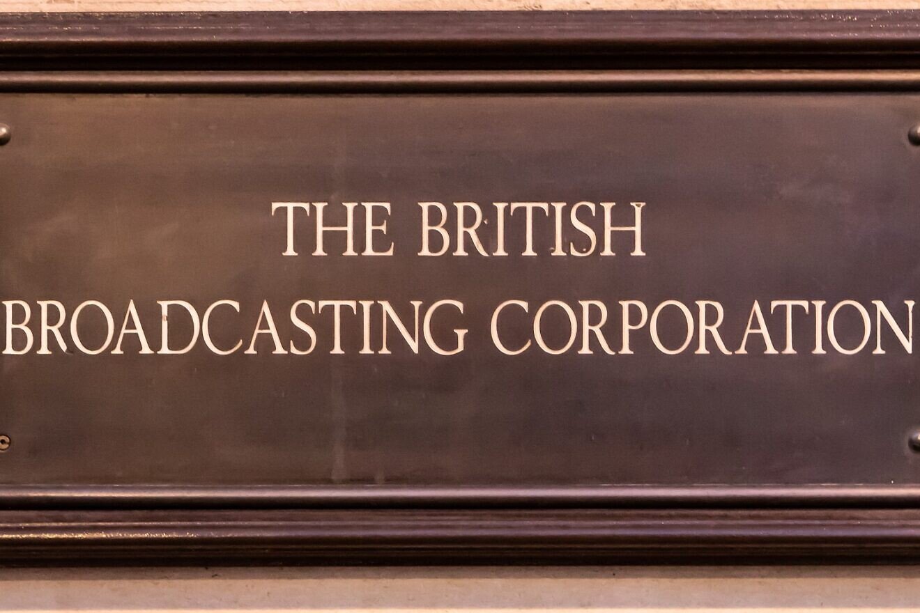 “BBC” news sign. Credit: TheOtherKev/Pixabay.