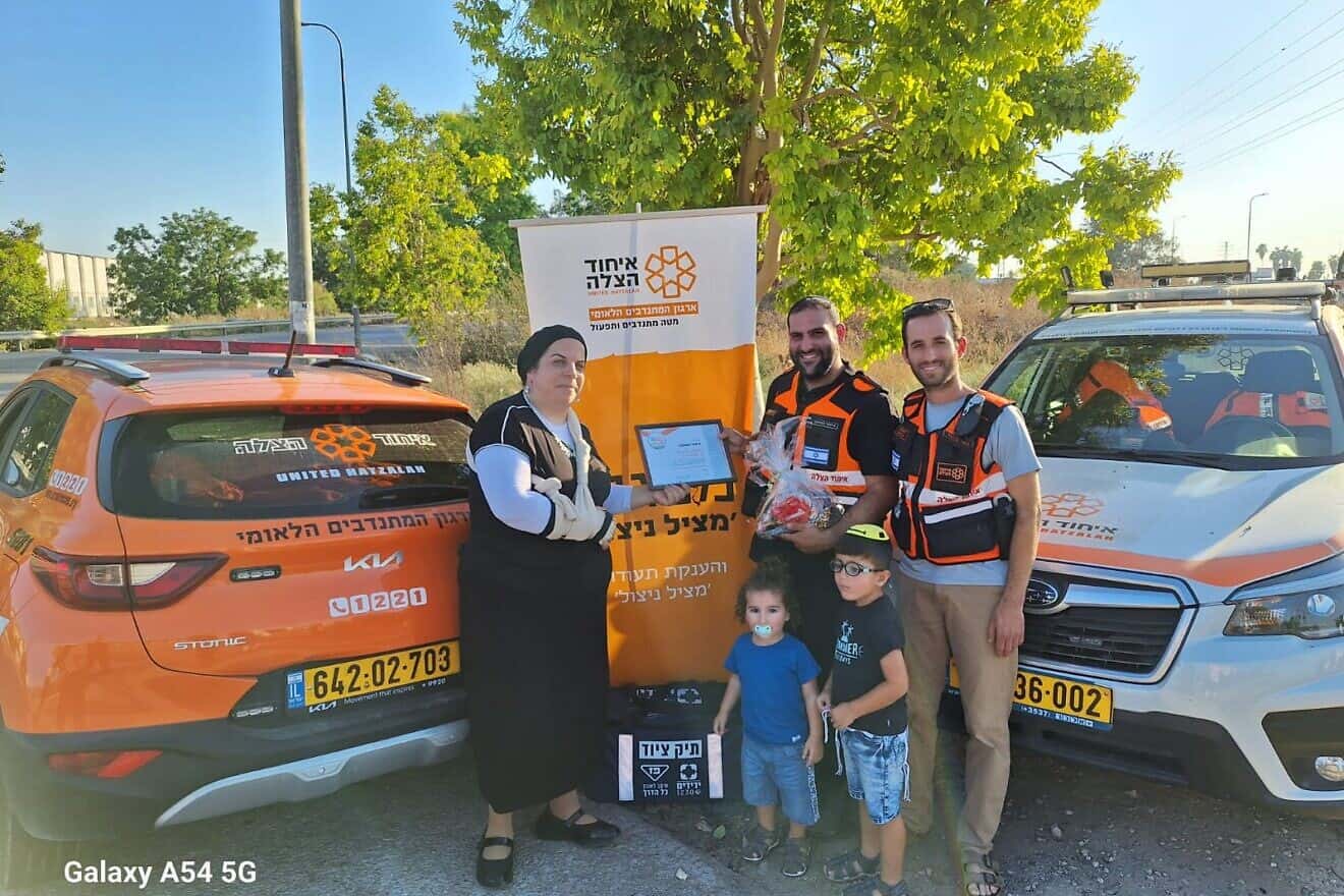 Ortal Dayan is joined by United Hatzalah volunteer Itamar Mustaki (center) and United Hatzalah Hevel Sorek branch head Nir Better. Credit: Courtesy.