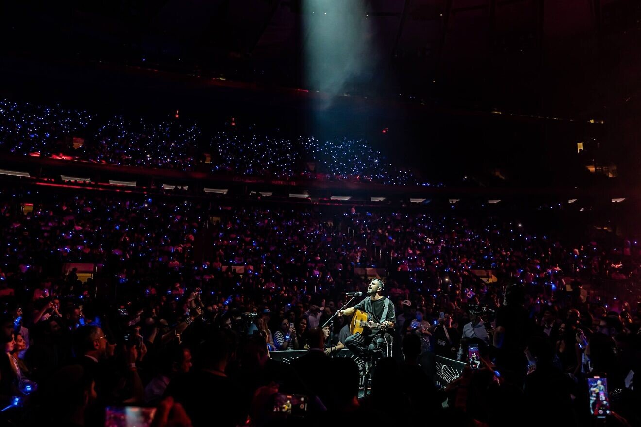 Ishay Ribo performs at Madison Square Garden. Credit: Courtesy of Bnei Akiva of the United States and Canada.
