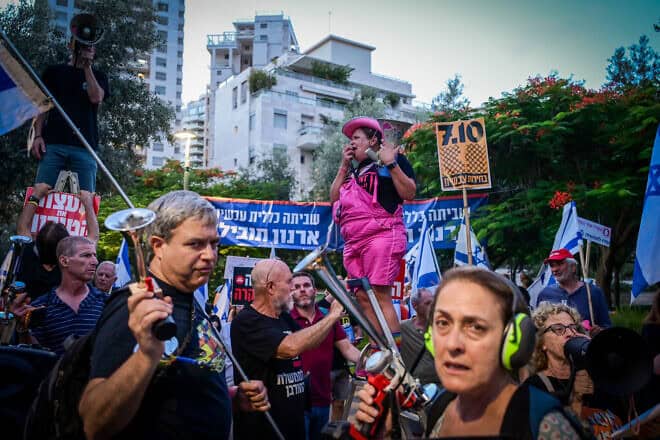 Israeli demonstrators in Kiryat Ono protest outside the home of Histadrut chairman Arnon Bar-David, calling on him to announce a general strike, July 2, 2024. Photo by Avshalom Sassoni/Flash90.