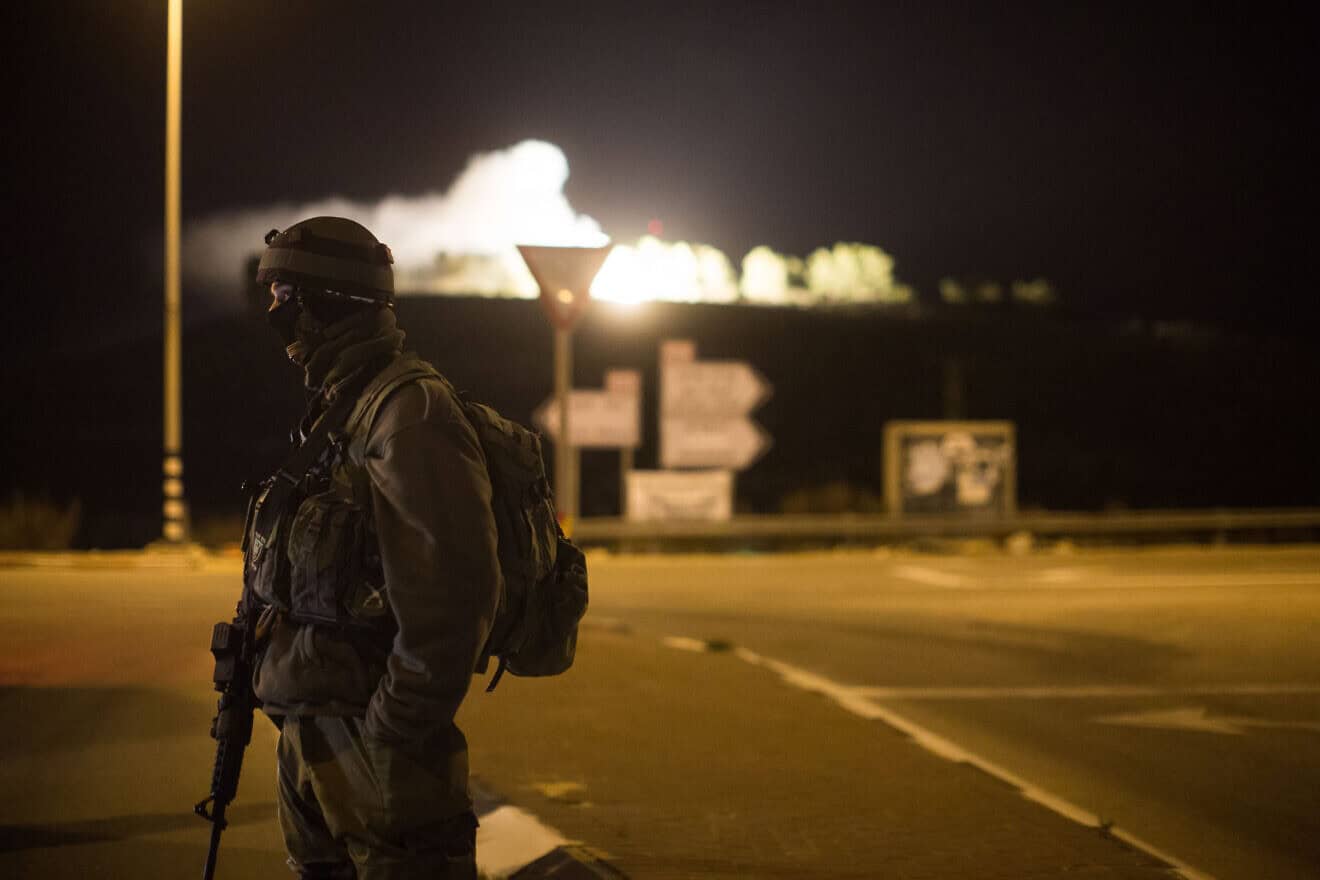 Israeli security near the  Israeli settlement of Otniel, South Hebron Hills region where a Jewish woman in her 30's was killed in a stabbing attack in her home on January 17, 2016. Israeli security forces are searching the area for the terrorist. January 17, 2016. Photo by Yonatan Sindel/FLASH90 *** Local Caption ***  æéøú äôéâåò á òåúðéàì
ã÷éøä
äøåâ