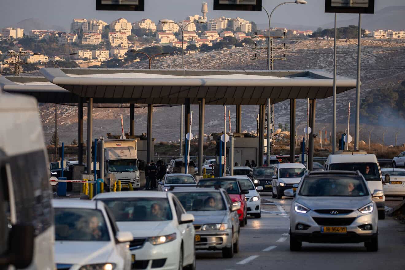 Vehicles at the az-Za'ayyem checkpoint near Ma'ale Adumim in the Judean Desert, Nov. 25, 2020. Photo by Yonatan Sindel/Flash90.