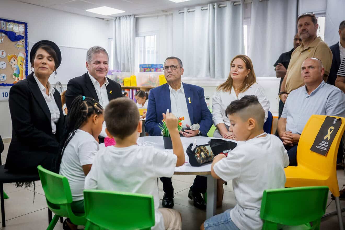 Israeli Education Minister Yoav Kisch (second from left) and Jerusalem Mayor Moshe Lion (center) visit Israeli children at their classroom on the first day of school in Jerusalem, Sept. 1, 2024. Photo by Chaim Goldberg/Flash90.