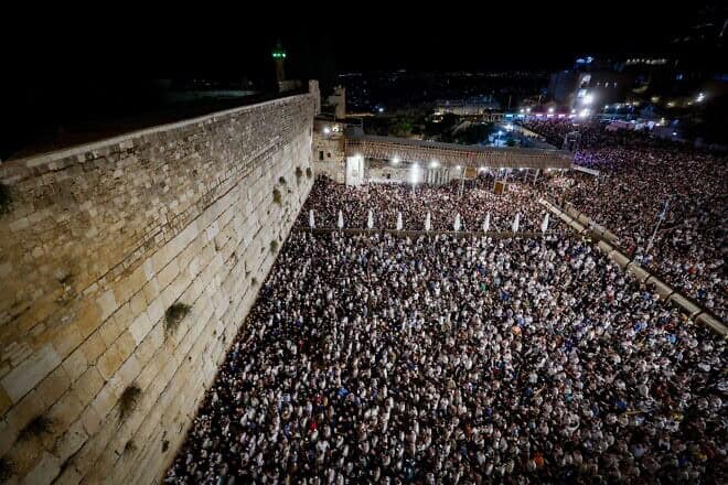 Jews pray for forgiveness ahead of Rosh Hashanah at the Western Wall in the Old City of Jerusalem, Sept. 20, 2024. Photo by Chaim Goldberg/Flash90.
