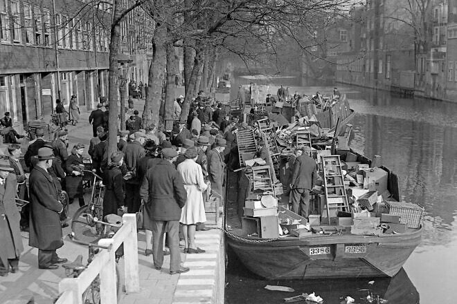 Covers with household goods from Jewish inhabitants who were deported from Amsterdam, March 18, 1943. Credit: National Archives/Collection Spaarnestad/ANP/Daan Noske.