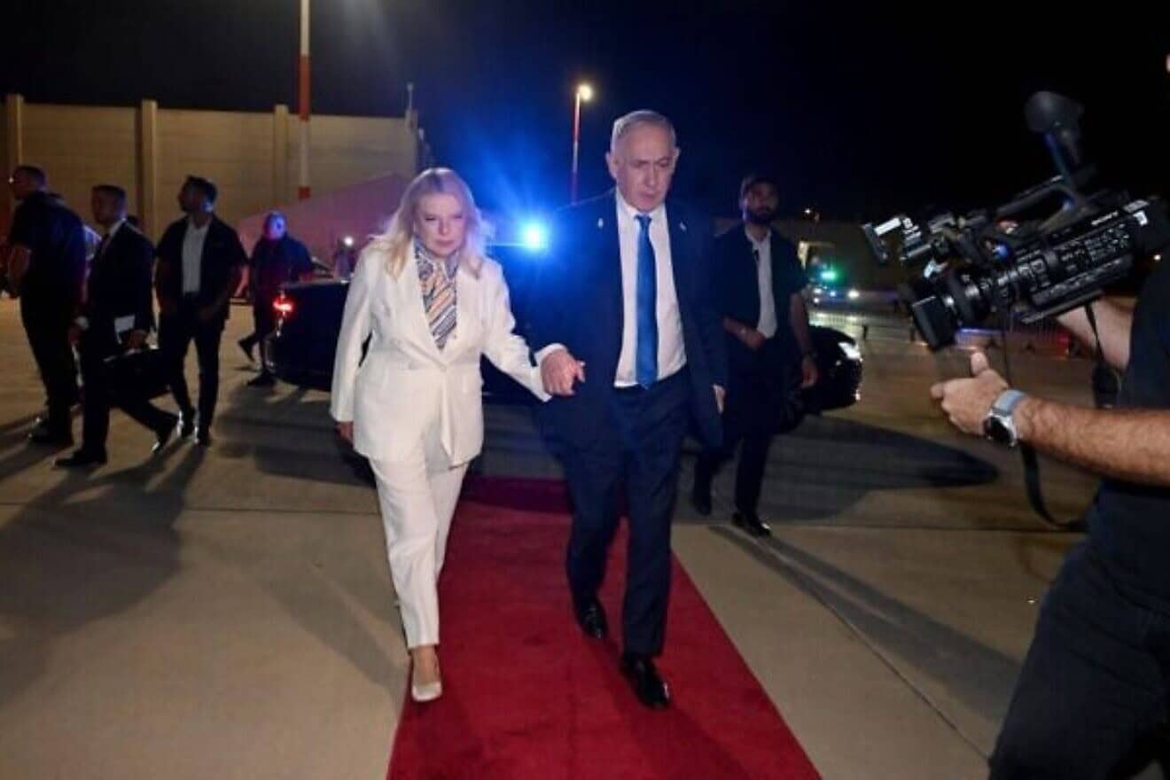 Israeli Prime Minister Benjamin Netanyahu and his wife Sara depart for the United States, Sept. 26, 2024. Photo by Avi Ohayon/GPO.
