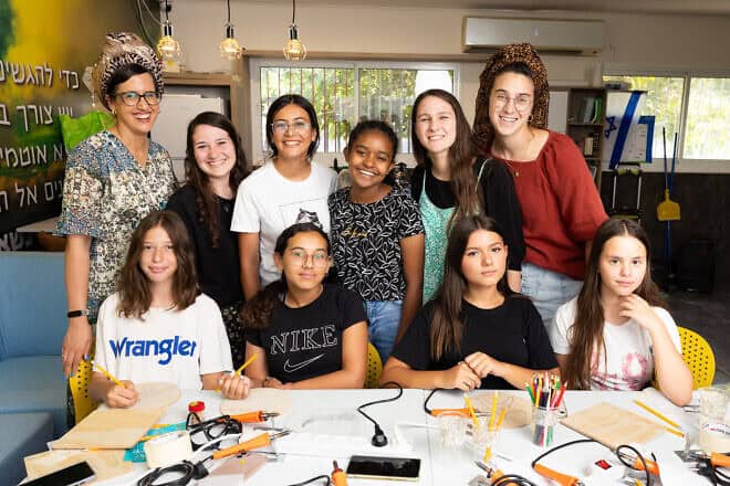 Participants from Maaleh Adumim’s OU Israel Teen Center enjoy an art class. Credit: Courtesy.