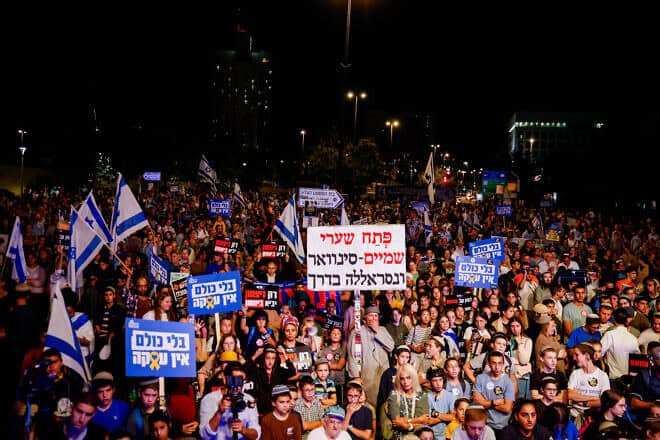 Israelis gather at the government campus in Jerusalem to call on the state to vanquish Hamas, Sept. 19, 2024. Photo by Chaim Goldberg/Flash90.