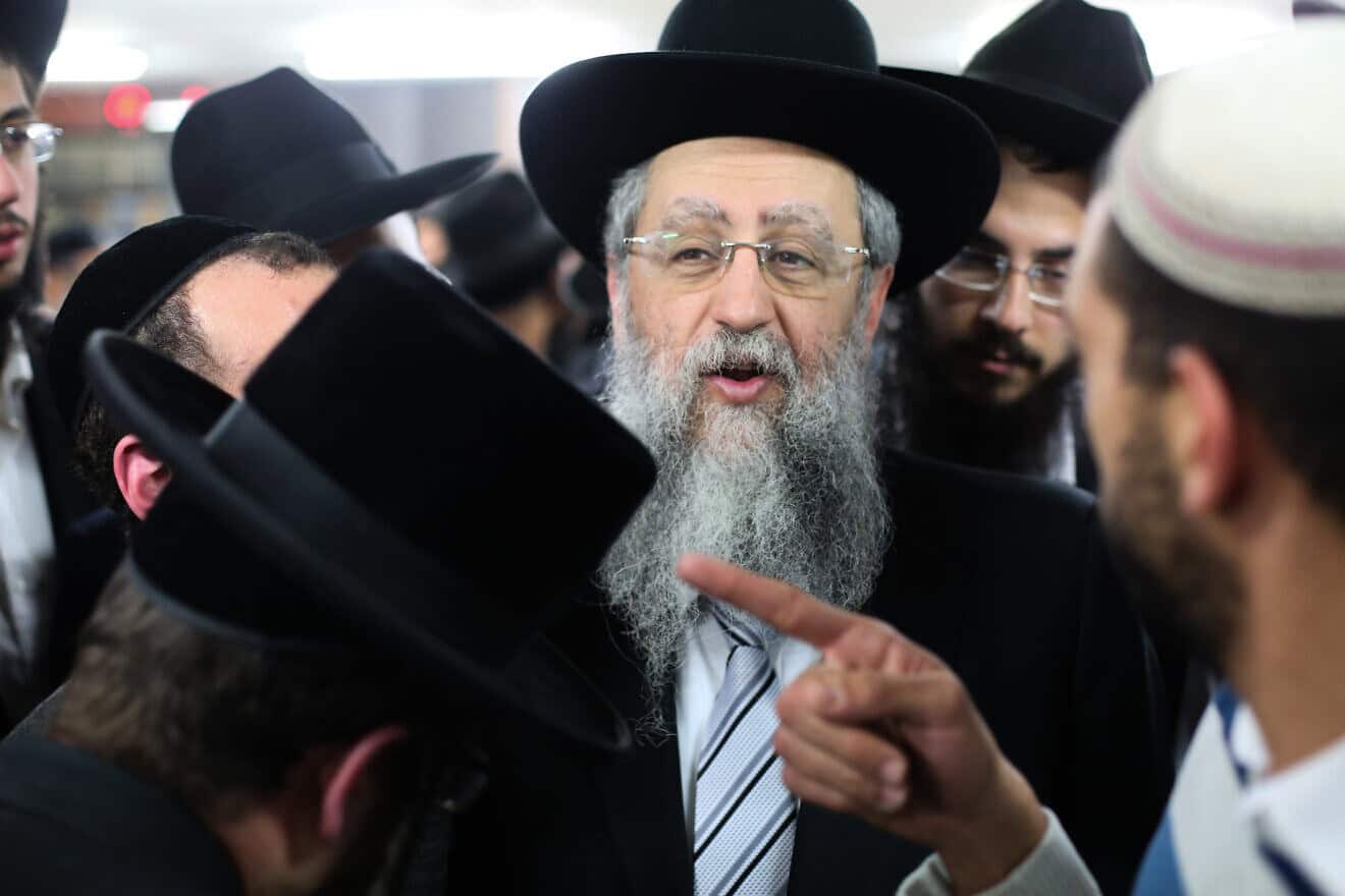 Rabbi David Yosef leaving after giving a Torah lesson during a visit to Safed in the Upper Galilee, Nov. 16, 2017. Photo by David Cohen/Flash90.