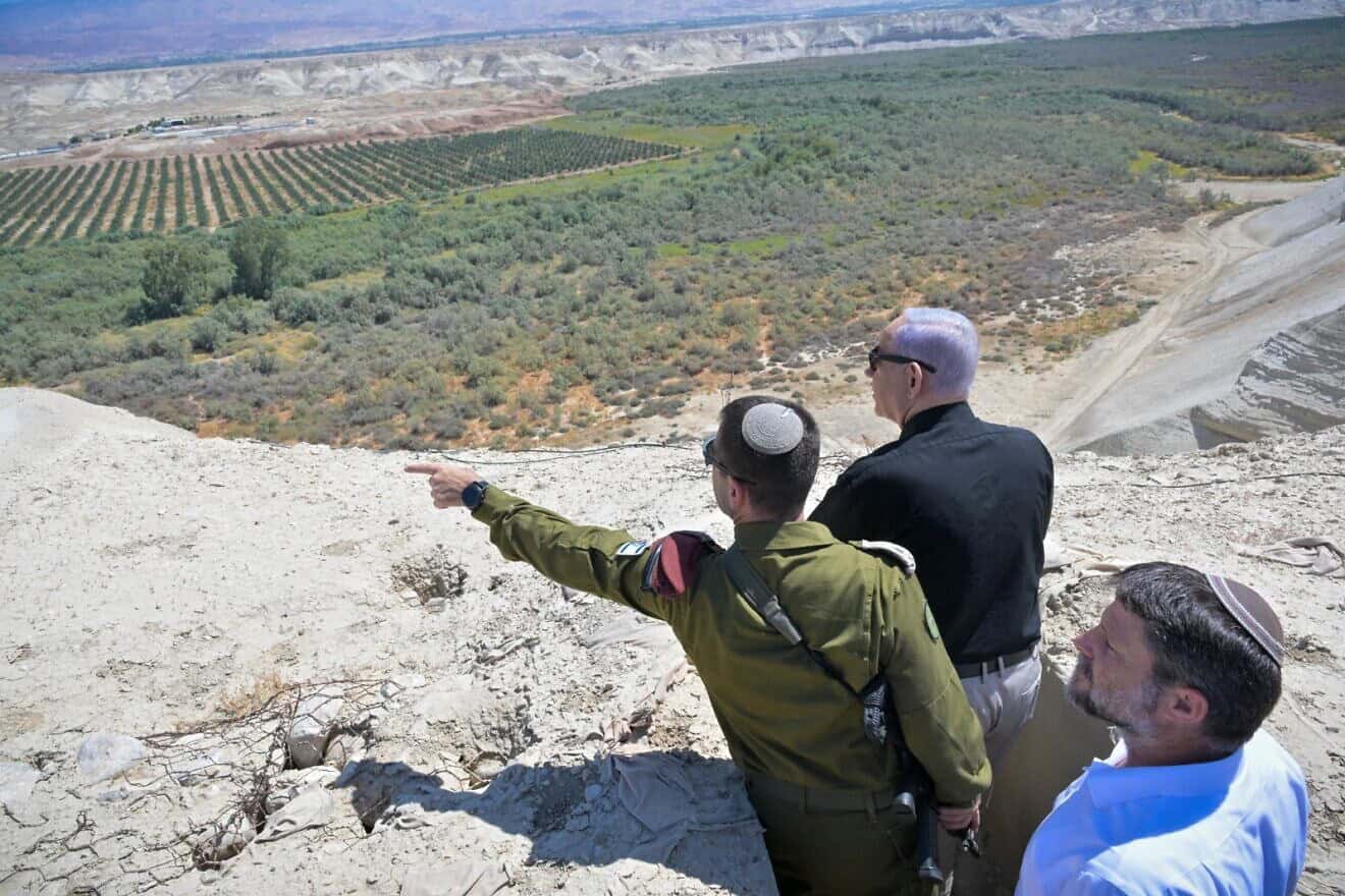 Israeli Prime Minister Benjamin Netanyahu and Israeli Finance Minister Bezalel Smotrich receive a briefing from military officials on the border with Jordan, Sept. 11, 2024. Credit: Kobi Gideon/GPO.