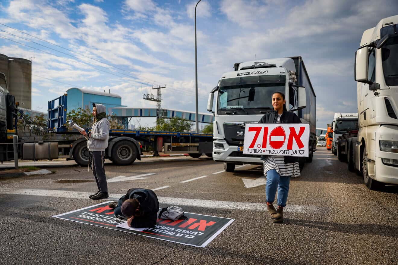 Israelis block the entrance to Ashdod Port during a protest against aid trucks entering the Gaza Strip, Feb. 1, 2024. Photo by Chaim Goldberg/Flash90.