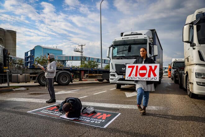 Israelis block the entrance to Ashdod Port during a protest against aid trucks entering the Gaza Strip, Feb. 1, 2024. Photo by Chaim Goldberg/Flash90.