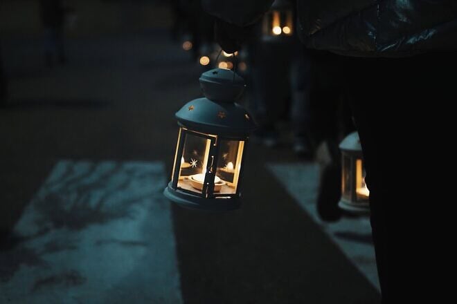 Lantern. Image by Diego Ortiz via Pixabay.