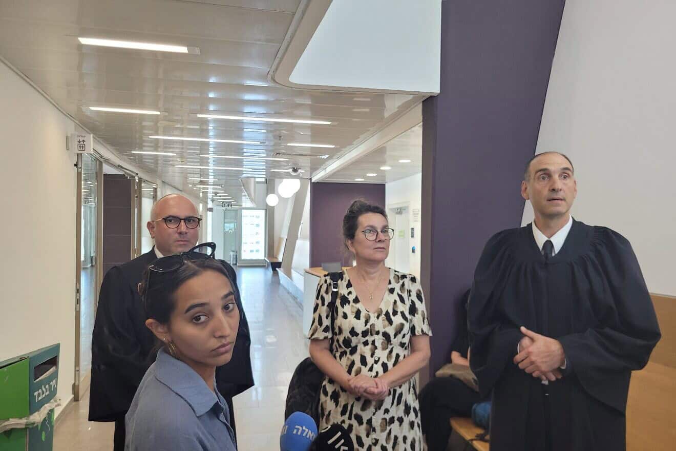 Rosh Yehudi's lawyer, Harel Arnon (right), with petitioner Irit Linur at a hearing in Tel Aviv District Court on Sept. 4, 2024. Photo by Canaan Lidor.