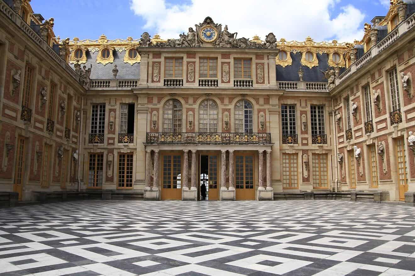 Palace of Versailles. Photo by Adam Kinnwall via Pixabay.