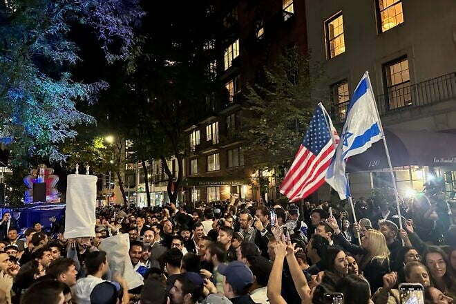 An estimated 5,000 people gathered on Manhattan's Upper East Side on Oct. 7, 2024 to celebrate a new Torah scroll dedicated in honor of the victims of Hamas's terror attack the prior year. Credit: Hallie Geller/Chabad Young Professionals Upper East Side.