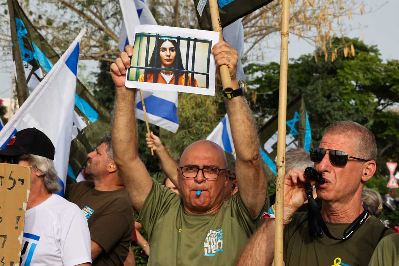 Members of the Brothers in Arms movement protest outside the home of Israeli Transport Minister Miri Regev in Rosh Ha'ayin on May 27, 2024. Photo by Jonathan Shaul/Flash90.