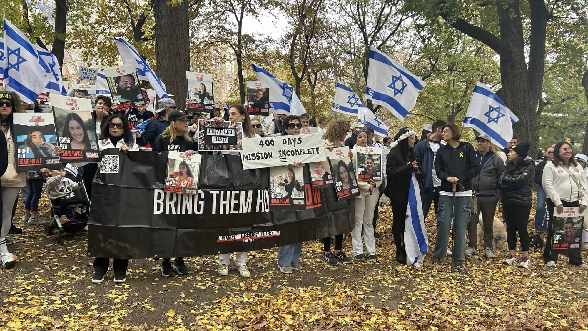 People rally in Manhattan's Central Park to call to free the hostages held by Hamas in the Gaza Strip, Nov. 10, 2024. Photo by Amelie Botbol.