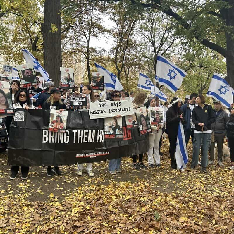 People rally in Manhattan's Central Park to call to free the hostages held by Hamas in the Gaza Strip, Nov. 10, 2024. Photo by Amelie Botbol.
