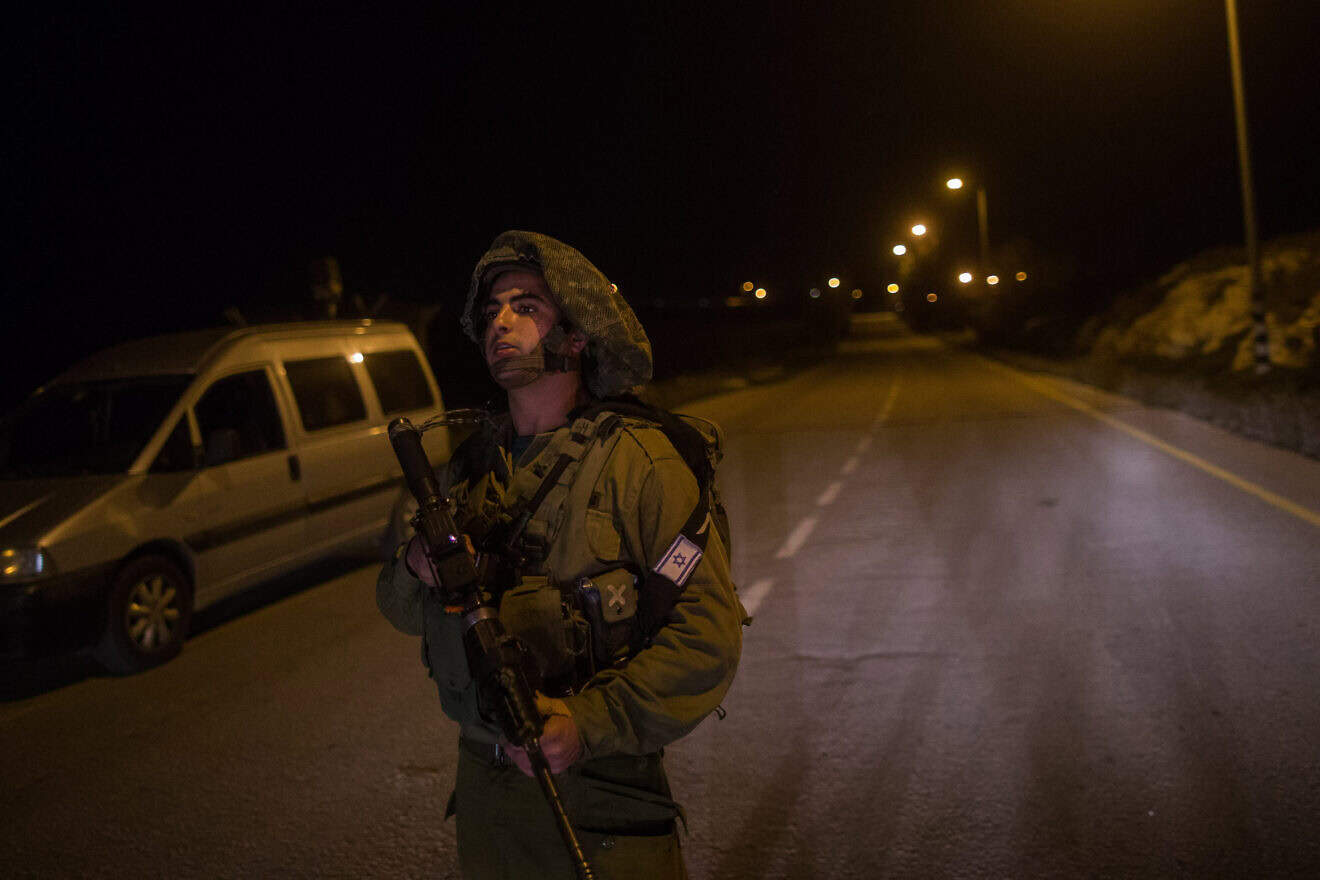 An IDF soldier near the Israeli community of Otniel in the South Hebron of Judea, Jan. 17, 2016. Photo by Yonatan Sindel/Flash90.