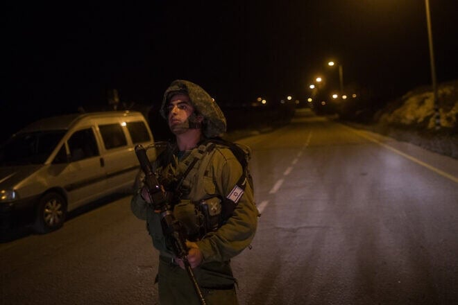 An IDF soldier near the Israeli community of Otniel in the South Hebron of Judea, Jan. 17, 2016. Photo by Yonatan Sindel/Flash90.