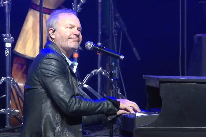 The musician John Ondrasik performs at the Jewish Federations of North America's Stand Together rally, Washington, D.C., Nov. 10, 2024. Source: YouTube screenshot/Jewish Federations of North America.