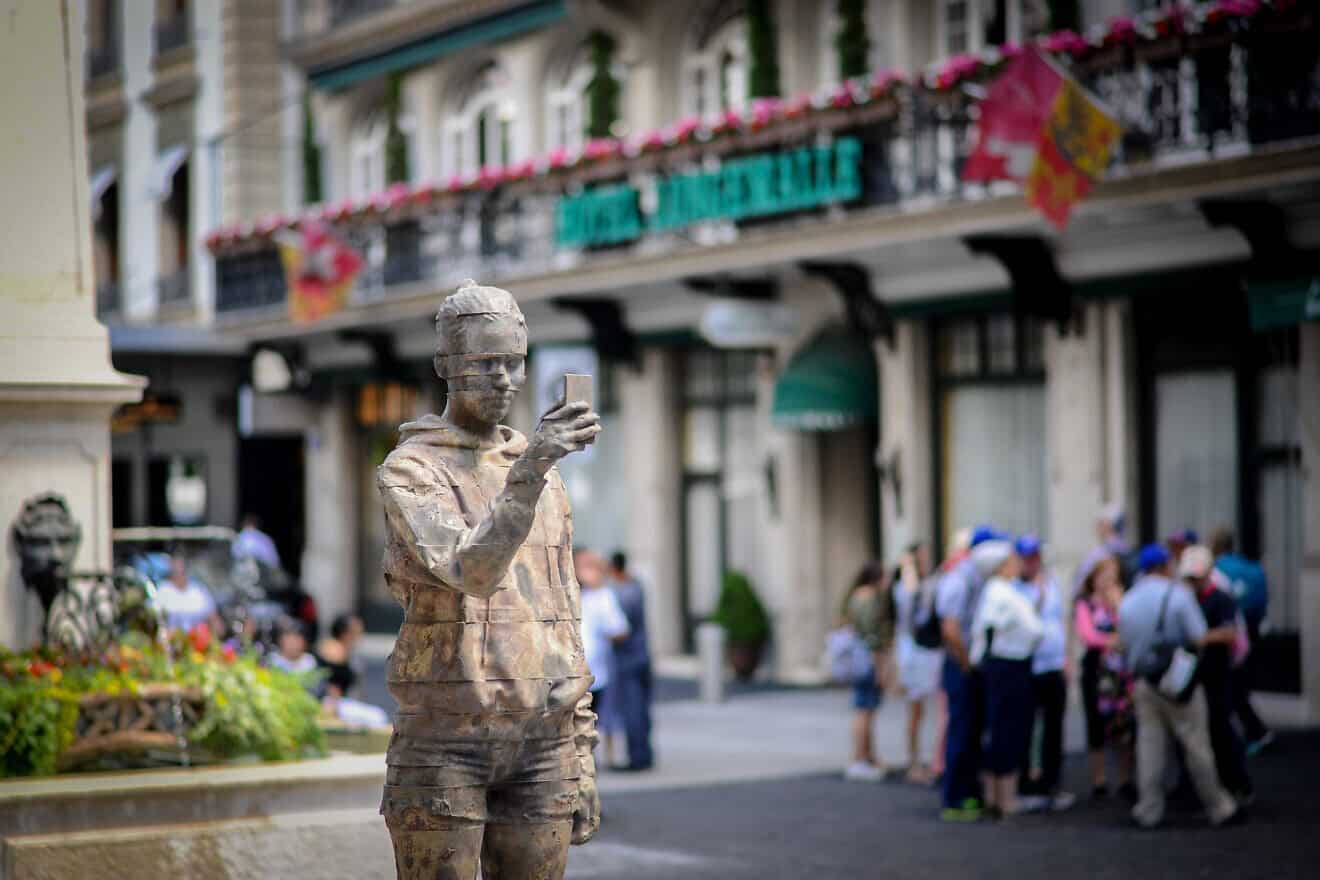 A sculpture of a person holding a smartphone in Geneva, Switzerland, July 12, 2017. Photo by Mendy Hechtman/Flash90.