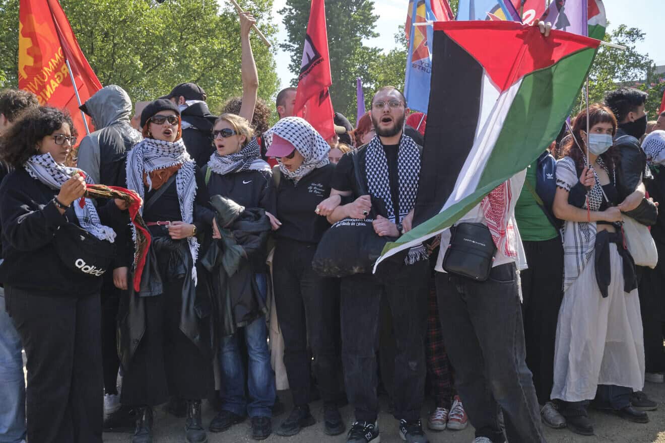 Demonstrators chant at an anti-Israel protest in Berlin on May 27, 2023. Photo by Matthias Berg/Wikimedia Commons.