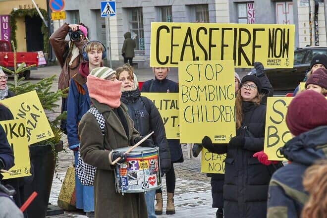 An Amnesty International demonstration in Senate Square calling for the Finnish government and European Union to actively work for an immediate ceasefire in Israel and the occupied Palestinian territories, Nov. 21, 2023. Credit: rajatonvimma via Wikimedia Commons.