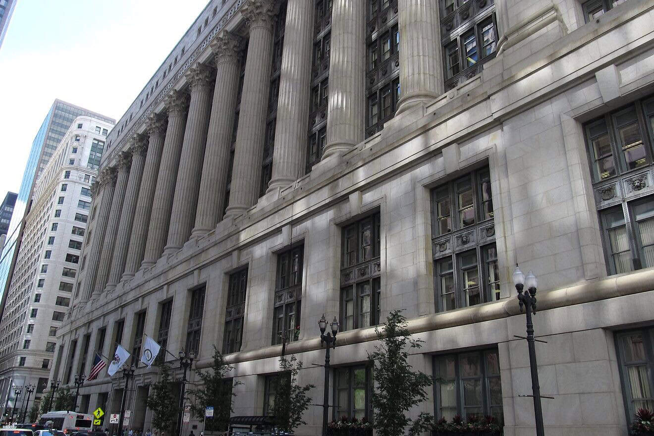 Chicago City Hall building. Credit: Ken Lund via Wikimedia Commons.