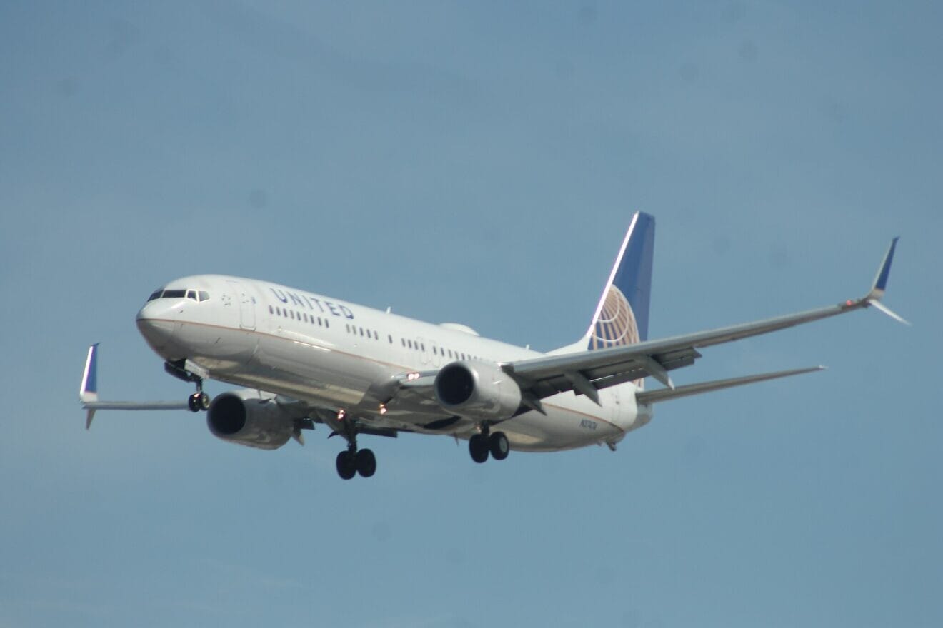 A United Airlines flight on approach to Harry Reid International Airport, formerly McCarran International Airport, in Las Vegas, Nev., on Oct. 13, 2018. Credit: Noah Wulf via Wikimedia Commons.