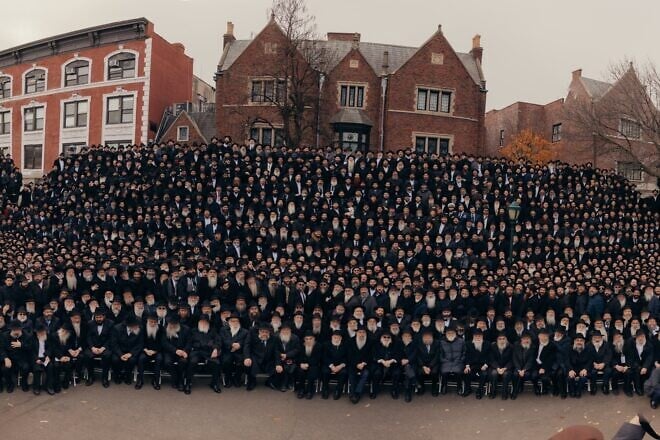 Thousands of rabbis gathered in New York at the annual International Conference of Chabad-Lubavitch Emissaries pose for a group photo in front of Chabad-Lubavitch world headquarters in the Crown Heights neighborhood of Brooklyn on Dec. 1, 2024. Credit: Shmulie Grossbaum/Chabad.org.