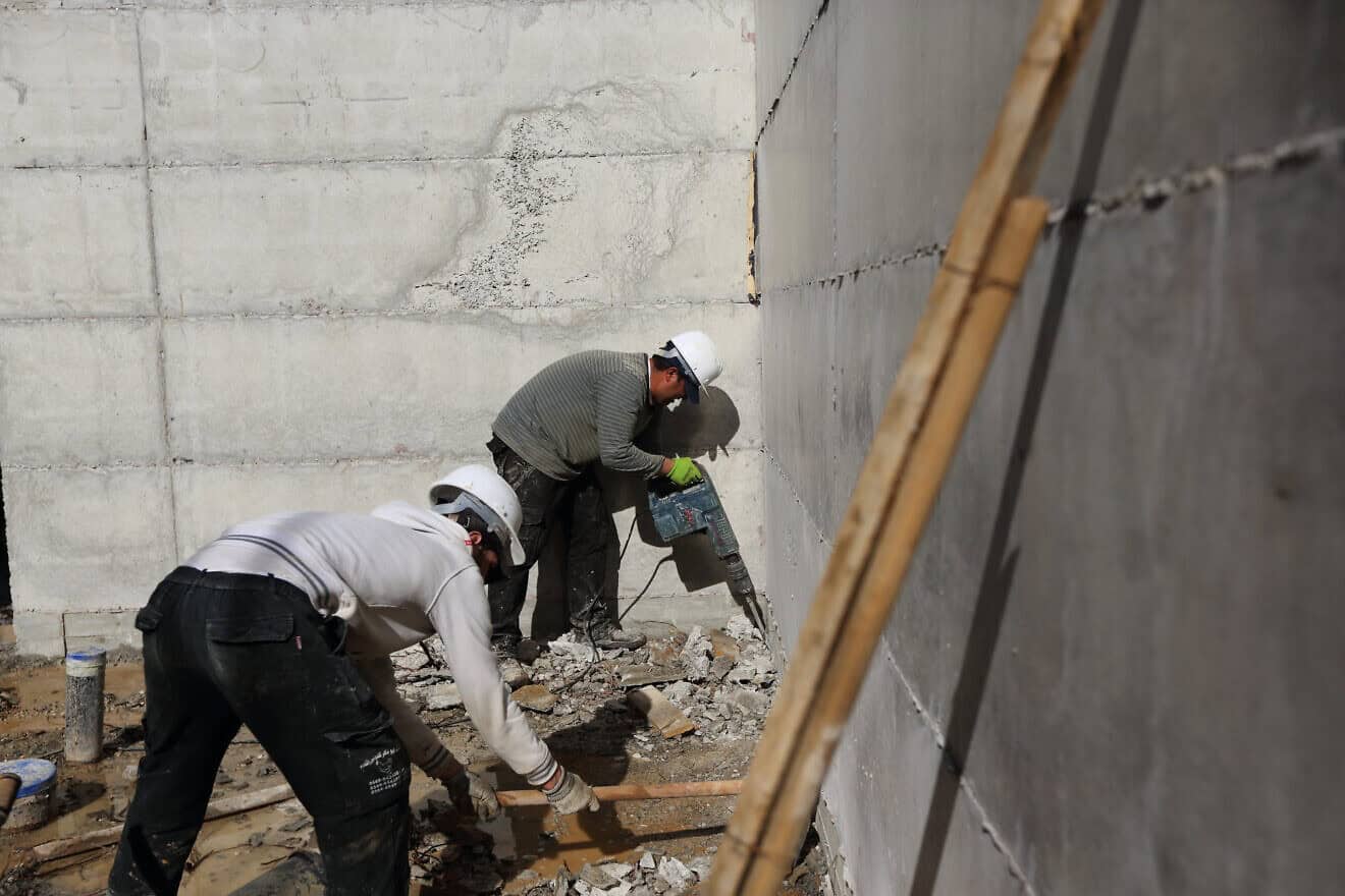 Construction of a building for the Machnovka-Belzer Chassidic sect in Bnei Brak, east of Tel Aviv, on Jan. 16, 2017. Photo by Yaakov Naumi/Flash90.