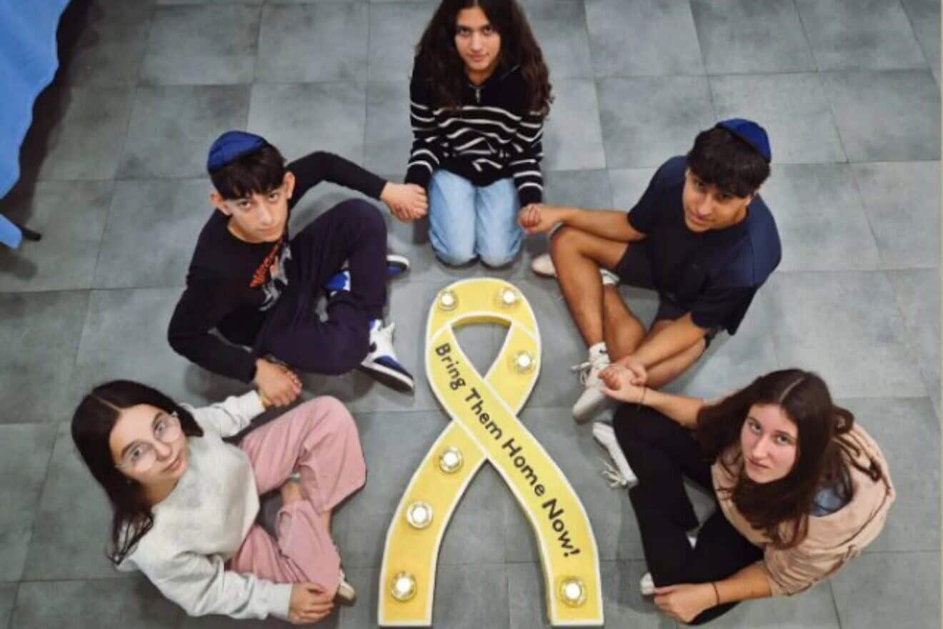 Children from the Hatikvah School in Barcelona call to free the captives held by terrorists in the Gaza Strip. Credit: Courtesy.