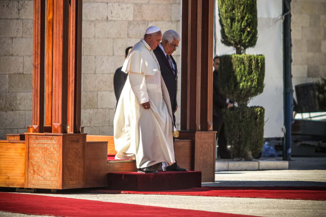 Pope Francis is welcomed by Palestinian Authority leader Mahmoud Abbas in Bethlehem, May 25, 2014. Photo by Atta Jaber/Flash90.